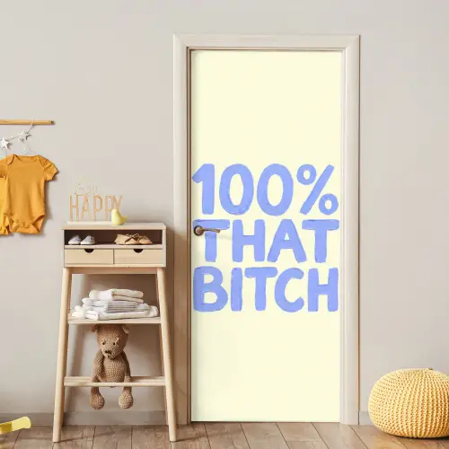 100% that bitch - Blauw - Wit deurposter klein -sfeer4