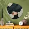 Vrouw - Groen - Hoed Wandcirkel Organisch Plexiglas middel -sfeer2