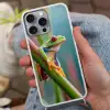 Kleurrijke kikker - Groene stengel - Alert Hoesje iPhone 16 Pro Max met koord klein -sfeer3