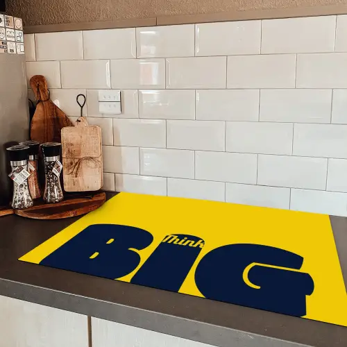 Geel - Think big - Grafisch Inductie beschermer vinyl 3mm klein -sfeer3