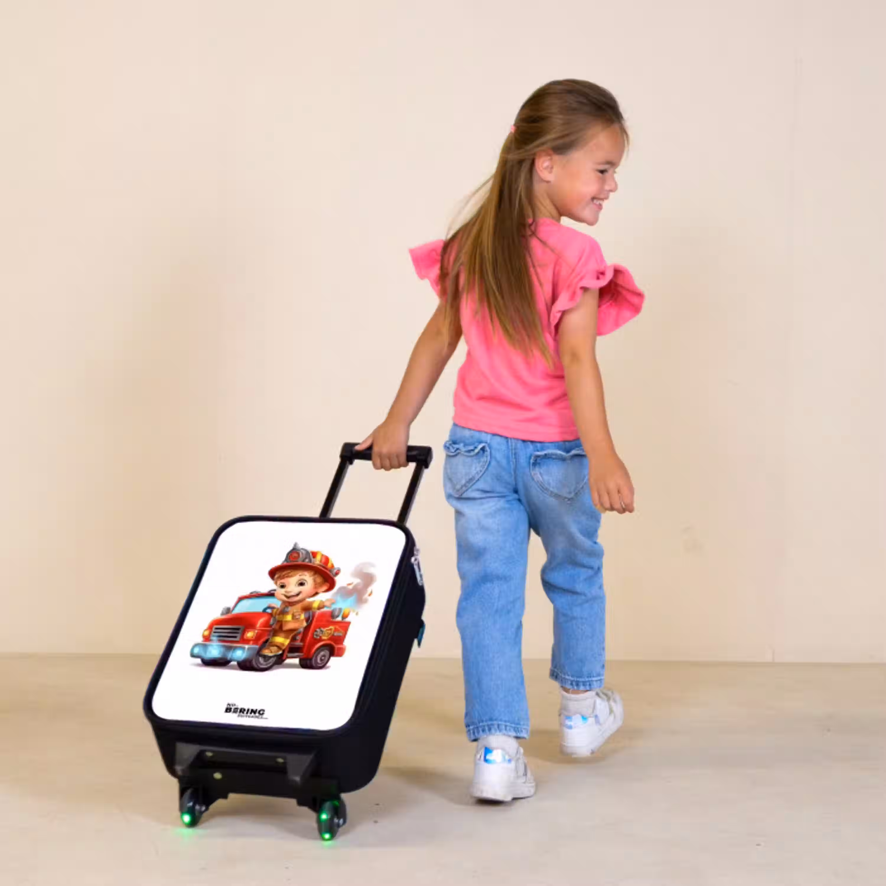 Brandweer in een rood brandweerautootje Kinderkoffer - Zwart klein -sfeer1
