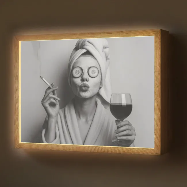 Lightbox - Wandlamp - Vrouw - Masker - Wijn - Sigaret