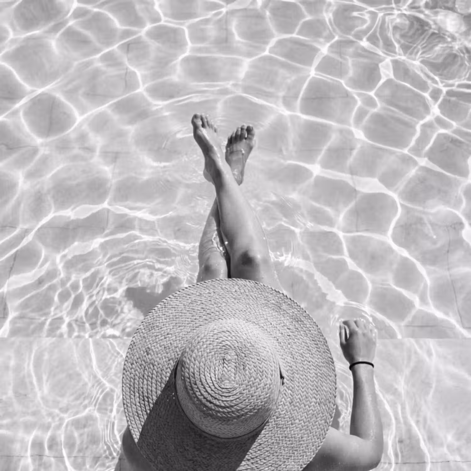 Tapete - Pool - Hut - Wasser - Schwarz - Weiß - Sommerlich