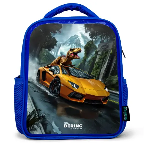 T-Rex op oranje sportauto in regenachtig woud Kinderrugzak - Blauw middel -3d
