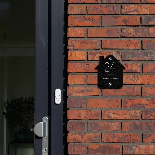 Zwart panterprint - Klassiek Naambord Huisje klein -sfeer2