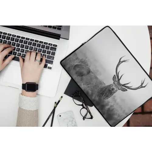 Hert - Mistig - Zwart - Wit laptophoes neopreen klein -bureau