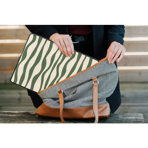 Golvende lijnen - Beige - Groen - Strepen - Abstract laptophoes neopreen klein -tas