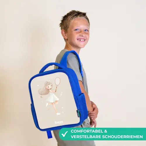 Meisje speelt tennis in beige kleuren Kinderrugzak - Blauw middel -sfeer3_NL