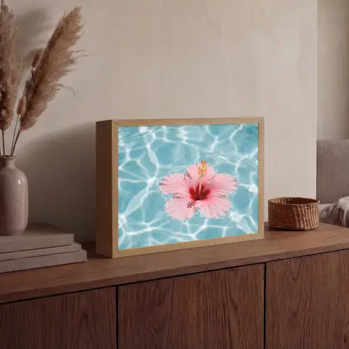 Hibiscus - Water - Roze Light Box met batterij (Wandlamp) middel -sfeer2