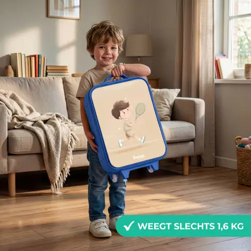 Jongen speelt tennis op zandkleurige achtergrond Kinderkoffer - Blauw klein -sfeer2_NL
