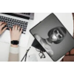 Vrouw - Zwart Wit - Ketting - Zonnebril laptophoes neopreen klein -bureau