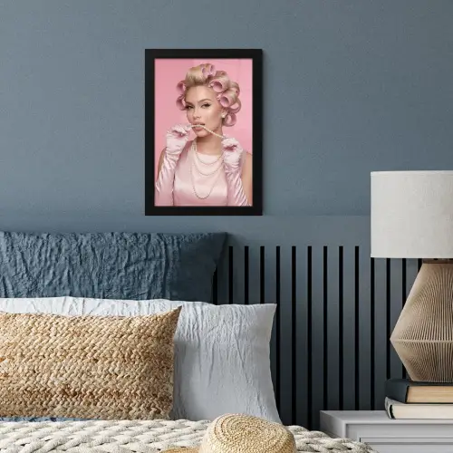 Vrouw - Roze - Parelketting - Krulspelden fotolijst zwart zonder passe partout klein -sfeer3