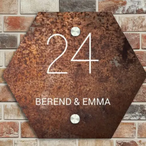 Verweerd metaal - Klassiek Naambord Hexagon klein -sfeer2