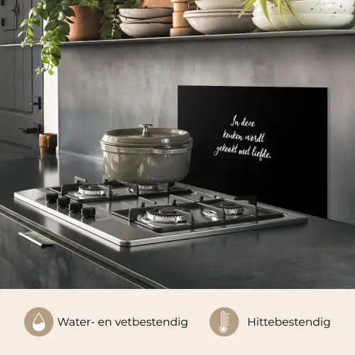 In deze keuken wordt gekookt met liefde - Koken - Spreuken - Quotes - Liefde keuken achterwand spatscherm klein -usp_NL