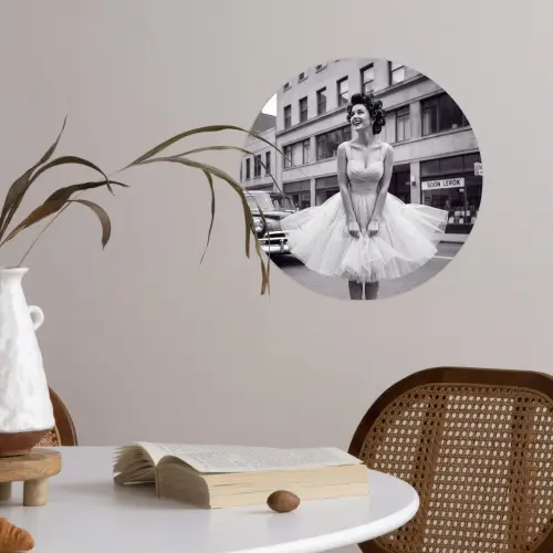 Retro - Vrouw - Zwart - Wit Wandcirkel behangsticker klein -sfeer3