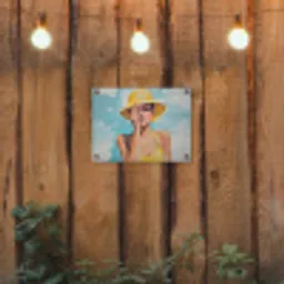 Schilderij - Vrouw - Hoed - Geel tuinposter los doek klein -sfeer1