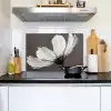 Bloem - Minimalistisch - Zwart - Wit Inductie beschemer met haakjes klein -sfeer2