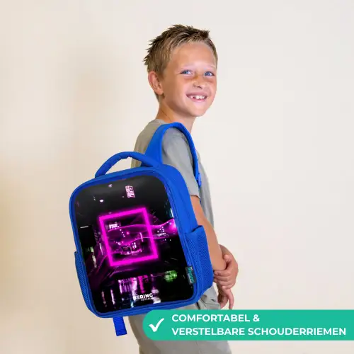 Felroze vierkant boven een natte straat Kinderrugzak - Blauw middel -sfeer3_NL