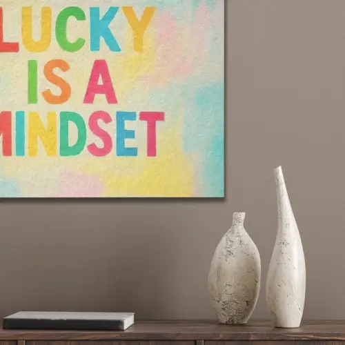 Quote - Lucky - Regenboogkleuren PET vilt klein -sfeer6_closeup