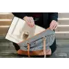 Mok - Latte - Minimalistisch - Schaduw laptophoes neopreen klein -tas