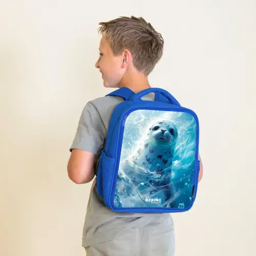 Witte zeehond in het water Kinderrugzak - Blauw middel -sfeer2