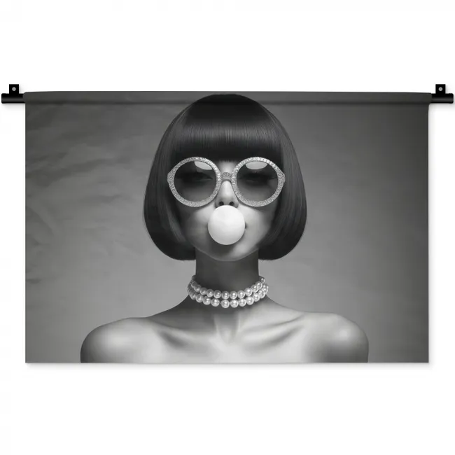 Wandkleed - Vrouw - Zwart Wit - Ketting - Zonnebril