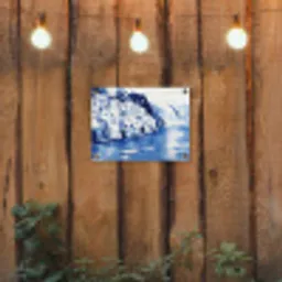 Dorp - Rotswand - Roeiboot - Water tuinposter los doek klein -sfeer1