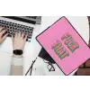 Tekst - Bold - Roze laptophoes neopreen klein -bureau