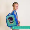 Zwarte robot met oranje accenten op een blauwe achtergrond Kinderrugzak - Blauw middel -sfeer3_NL