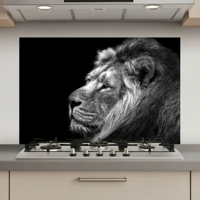 Leeuw tegen zwarte achtergrond in zwart-wit keuken achterwand spatscherm klein -3d_website