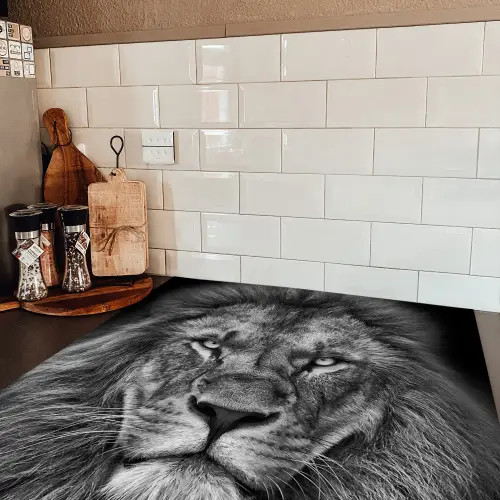 Dieren - Leeuw - Zwart - Wit - Portret Inductie beschermer vinyl 3mm middel -sfeer3