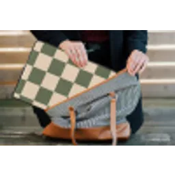 Schaakbord print - Groen - Beige - Blokjes laptophoes neopreen klein -tas