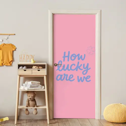 How lucky are we - Klavervier - Roze - Blauw deurposter klein -sfeer4