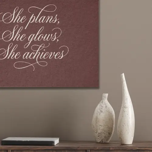 She plans she glows she achieves - Rood - Cursief PET vilt klein -sfeer6_closeup