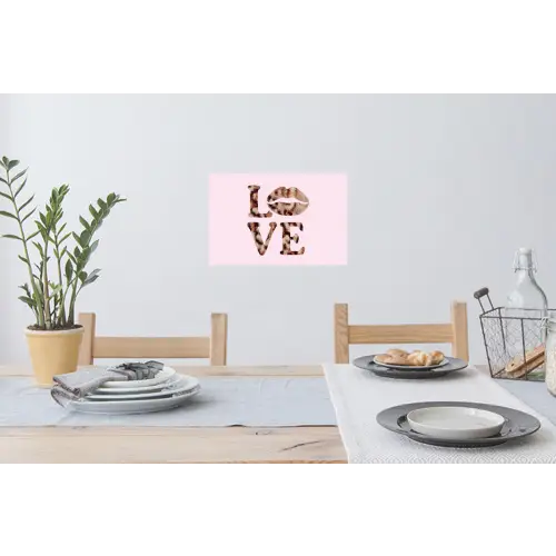 Tekst - Love - Pantervacht - Lichtroze Muursticker klein -eettafel