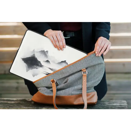 Bergen - Mistig - Water - Wit laptophoes neopreen klein -tas