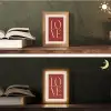 Love - Rood - Minimalistisch Light Box met kabel (Tafellamp) klein -sfeer3