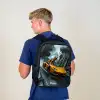 T-Rex op oranje sportauto in regenachtig woud Rugzak - Zwart middel -sfeer8