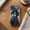 Hond - Krullen - Zonnebril - Wijn Telefoonhoesje iPhone 17 Pro Max klein -sfeer1