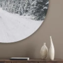 Weg - Sneeuw - Naaldbos - Winter - Avontuurlijk Akoestische PET Vilt - Rond klein -sfeer5_closeup