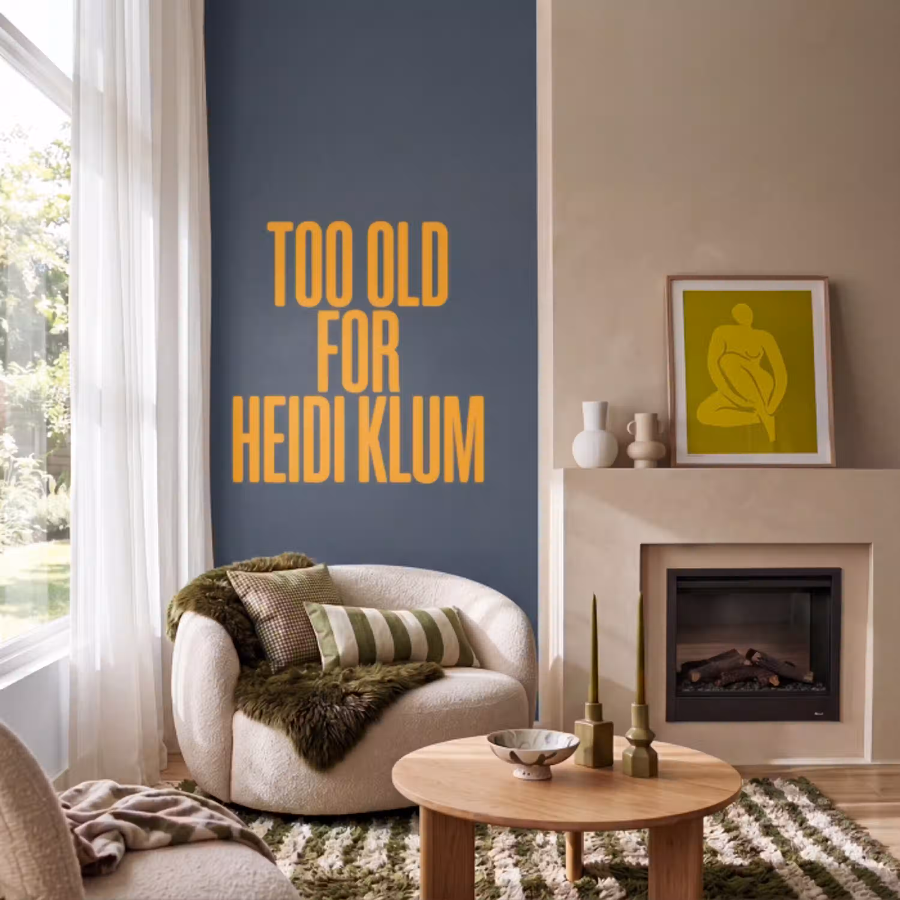 Too old for heidi klum - Geel - Blauw Behang Vlies klein -sfeer2