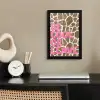 Tekst - Be cool or leave - Roze - Giraffenprint fotolijst zwart zonder passe partout klein -sfeer1