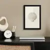 Schelp - Minimalistisch - Wit fotolijst zwart zonder passe partout klein -sfeer1