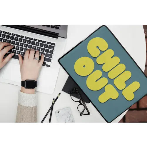 Chill out - Geel - Blauw laptophoes neopreen klein -bureau