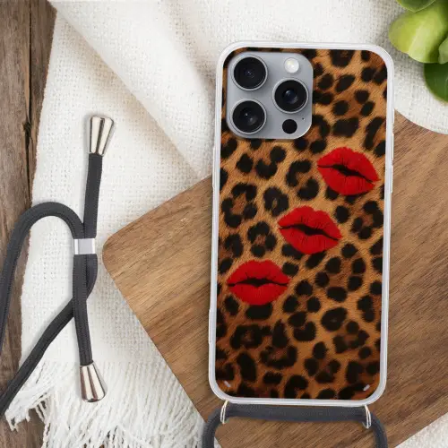 Lippen - Drie - Rood - Panterprint Hoesje iPhone 16 Pro Max met koord klein -sfeer4