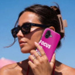Focus on the good - Roze - Simple Toughcase MagSafe Apple iPhone 17 klein -Sfeer2V