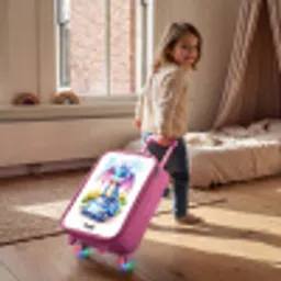 Baby draak op blauwe auto in bosrijk landschap Kinderkoffer - Roze klein -sfeer1