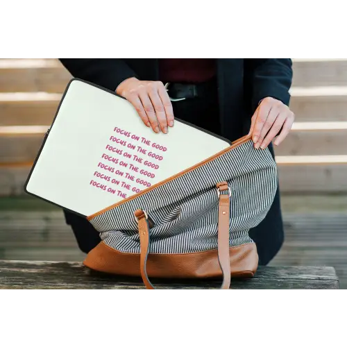 Focus on the good - Roze laptophoes neopreen klein -tas