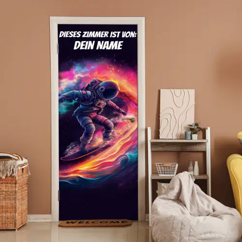 Astronaut surft durch das Weltall mit personalisierbarem Namensfeld. deurposter klein -sfeer1