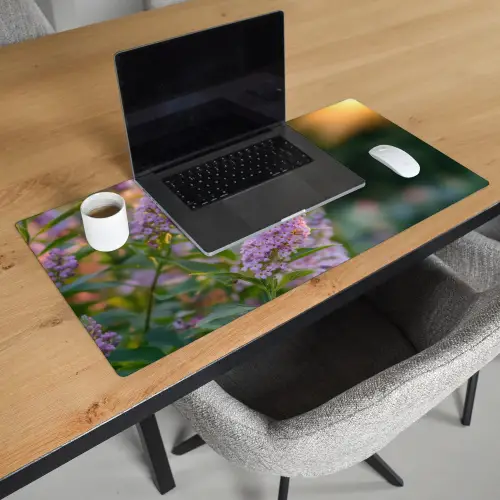 Sierlijke - Vlinder - Paarse - Bloemen Muismat XXL klein -sfeer1